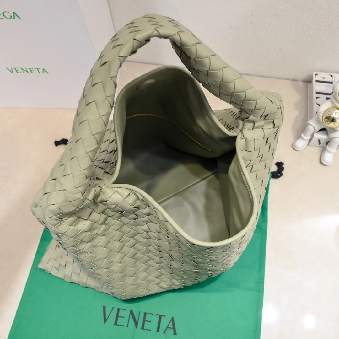 Batch 1860 #Bv new small HOP bag, the bag body and handles are made of a whole piece of woven leather. The bag body is soft and lazy. Hop symbolizes the praise of innovation and eternal craftsmanship [love]. The pyramid silhouette combines practicality and fashion. It is modern and casual. The double-sided closure design of the bag mouth is more convenient and safe! The cowhide texture also makes the bag more wear-resistant and durable. A must-have for fashionable ladies who like minimalism yet comfortable and casual! Size: 41x20.5x7.5, Model: 3966#